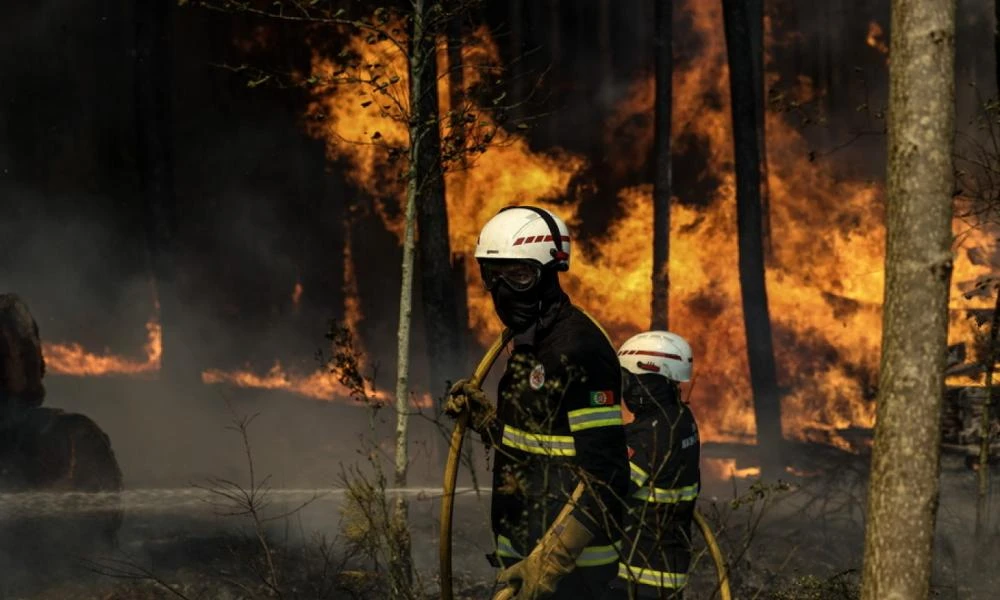 Πορτογαλία: Ζητά τη συνδρομή της ΕΕ για τις δασικές πυρκαγιές – Κάηκαν σπίτια και έκλεισαν δρόμοι